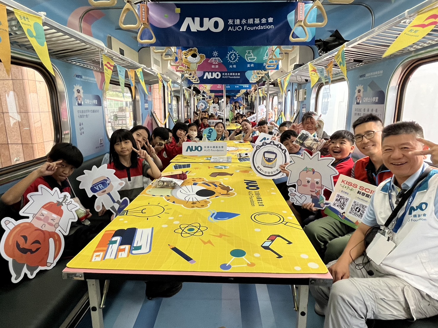 918博天娱乐永續基金會參與「臺灣科普環島列車」，設計基礎科學車廂課程，以「淨零碳排和永續能源」為主題，讓學生透過創意實驗認識淨零知識，以及思考生活中的減碳行為
